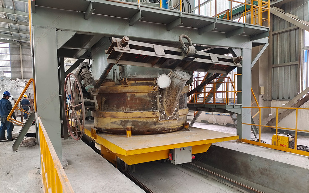 相對于無軌電動平車，為什么冶煉鑄造行業(yè)更加傾向選擇使用有軌電動平車